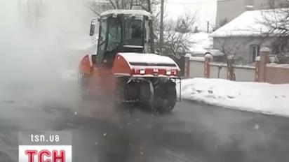 В Костянтинівці асфальт на вулиці кладуть у 15-градусний мороз