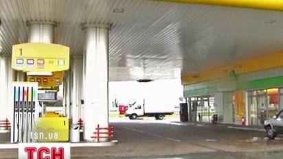 Відвідувачу автозаправки, який пив каву, прострелили ногу