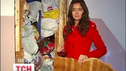 Рятувальники насилу визволили чоловіка з-під мотлоху в квартирі