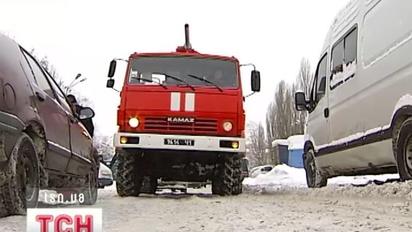 Через снігопади рух на більшості столичних доріг знову зупинився