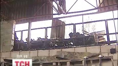 У Києві дві години горіла пилорама