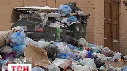 Заметені снігом двори Києва перетворюються на сміттєзвалища