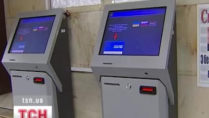 Працівники столичного метро крали гроші з автоматів для поповнення проїзних