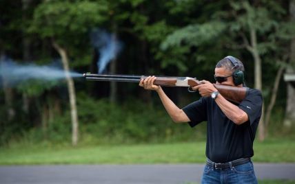 Белый дом показал, как Обама в темных очках стреляет из ружья