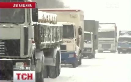 На Луганщині дві машини влаштували десятикілометровий затор
