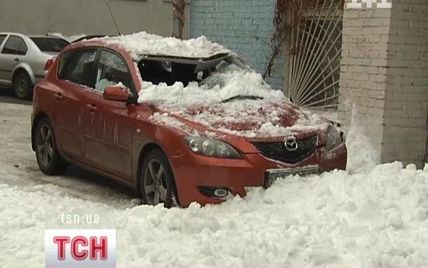 У центрі Києва велетенська купа снігу розчавила червону "Мазду"