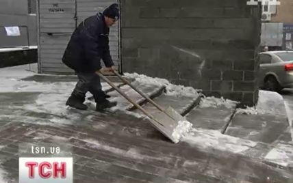 Чиновники виписують тисячні штрафи киянам, які не прибирають сніг