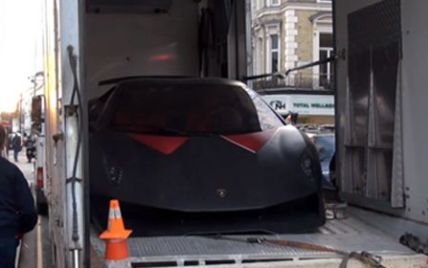 Унікальний Lamborghini за 2,2 млн. дол. не змогли завести і подряпали на під'їзді в магазин