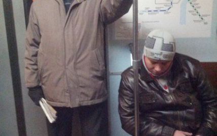 У київському метро з незадоволеною фізіономією роз'їжджає "клон" Азарова