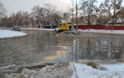 Прорив труби перетворив київську вулицю на суцільну ковзанку