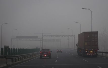 Частина Китаю оповита смогом: школи закриті, на трасах нічого не видно