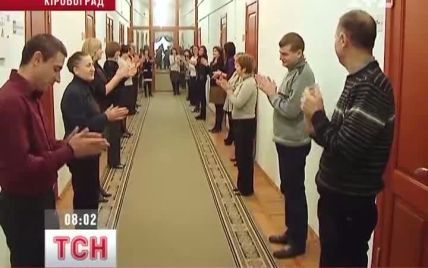 Кіровоградські чиновники надихаються на роботу груповою зарядкою