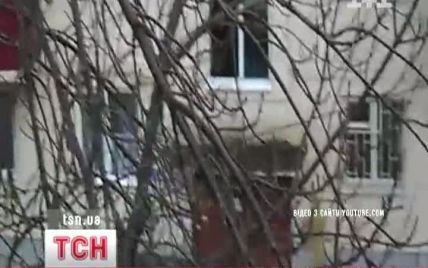 Російська пенсіонерка засоромила комунальників спробою залатати дах "хрущовки"