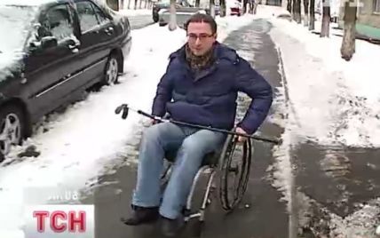 Узимку українські інваліди-візочники задля виживання перетворюються на суперменів