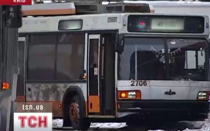 Київський тролейбус покотився по зустрічній і врізався у стовп через некомпетентність водія