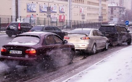 Київ перетворився на суцільний затор через "несподіваний" сніг