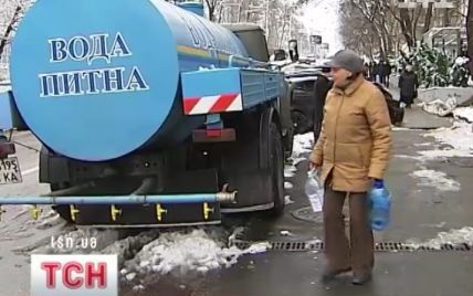 Мешканцям центру Києва перекрили воду через аварію під рестораном