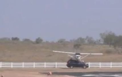 Пілот літака приземлився на даху позашляховика та накинувся на водія (відео)