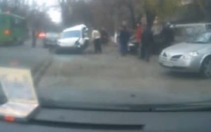 Одесит на "Рено" на швидкості протаранив авто на міліцейській парковці (відео)