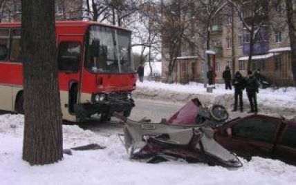 Легковик з трьома людьми перетворився на місиво після зіткнення з "Ікарусом"