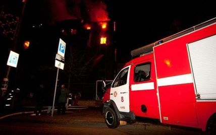 На Луганщині п'яту годину гасять пожежу в одразу 12 квартирах