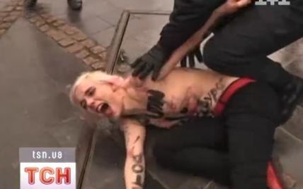 "Femen" грудьми виступили проти Путіна під стінами Європейської Ради