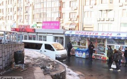 Постраждалий через Азарова секс-шоп тепер торгує між двома школами