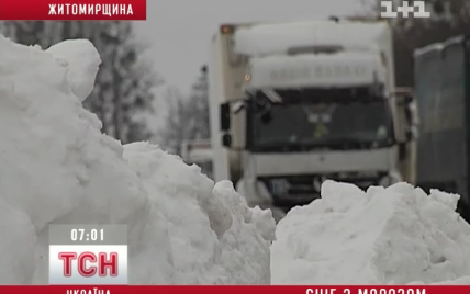 Україна в полоні зими: траси вільні, але десятки сіл досі відірвані від цивілізації
