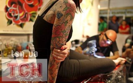 У Києві зростає мода на тату серед "офісного планктону"
