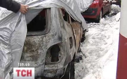 У Києві на Сирці за одну ніч спалили п'ять автомобілів