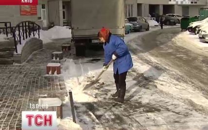 У заваленому снігом Києві подвір'я VIP-будинків сяють чистотою