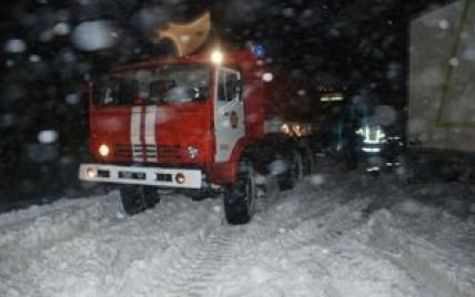 Людей на трасі "Київ-Чоп" досі не можуть звільнити зі снігової пастки (відео)