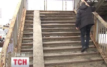 У Києві переходи над трасами розсипаються просто під ногами киян