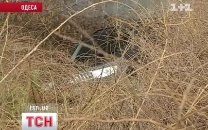 В Одесі "літаючий" позашляховик приземлився у дворі приватного будинку