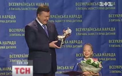 Янукович отримав від Насті Петрик ляльку та пригрозив місцевим керівникам звільненнями
