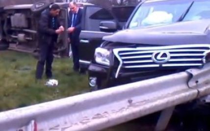 Водій "кабмінівського" Лексуса ніяк не міг зняти номери після ДТП (відео)
