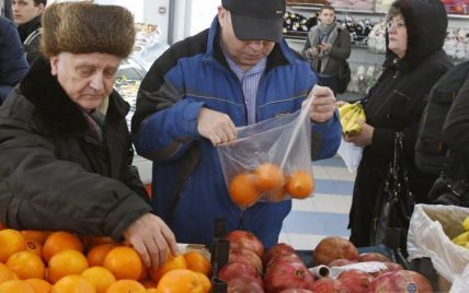 Украинцы больше экономят на необходимом и боятся невыплаты зарплат - опрос