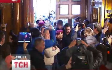 Свободівці завішували двері Київради пакетами із фекаліями
