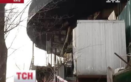 Згорілий у центрі Києва ресторан "Аура" перетворився на смердючий смітник