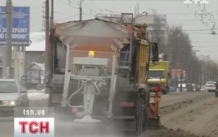 Київські вулиці будуть поливати дорогим оцтом, який псує взуття та покришки