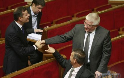 В останній день Ради депутати згадували бійки і фотографувалися
