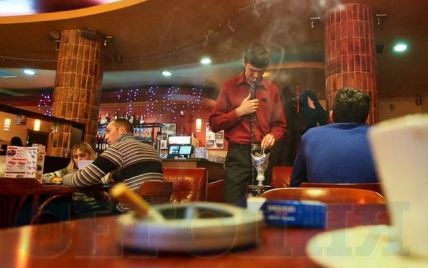 У перший день без тютюну в кафе прибирають попільнички, а в МВС радять влаштовувати кальян-клуби
