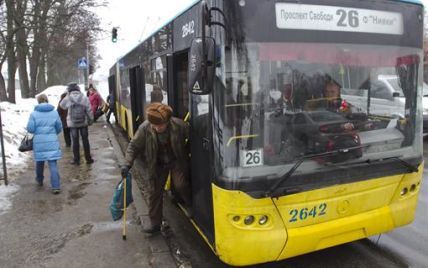 В Києві обстріляли тролейбус: осколки скла застрягли в очах пасажирки