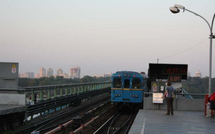 Загинув чоловік, який впав на рейки київського метро
