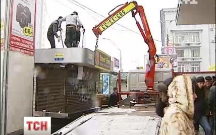 Поблизу київського метро втретє позносили кіоски