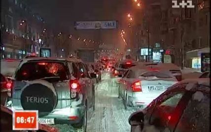 У Києві автівки грузнуть у сніговій каші і зупиняються в кілометрових заторах