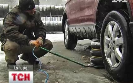 Перший сніг у Києві перетворив понеділок на день шиномонтажника та рихтувальника