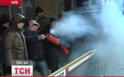 У Києві охоронці стоянки атакували автовласників перцевим газом