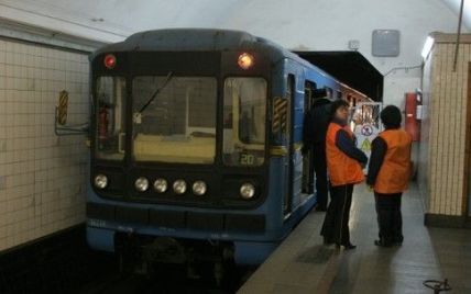 У київському метро пояснили причину зупинки поїздів на "червоній" лінії