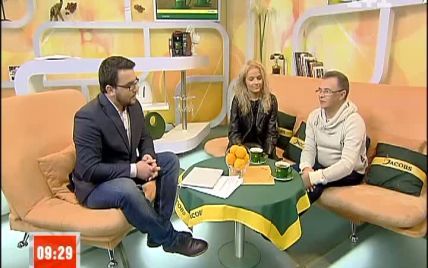 Продюсер Фальоса готує і прибирає, поки молода дружина розучує арії